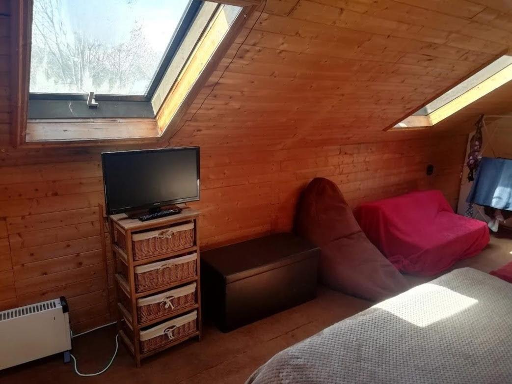 Cozy Loft In Bushey, 20 Mins By Train To Euston London Apartment ภายนอก รูปภาพ